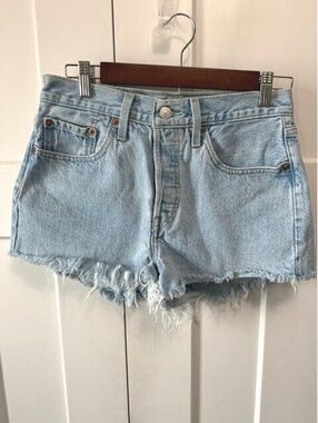 Levi 501 denim jean cut off shorts in light wash size 27 button fly